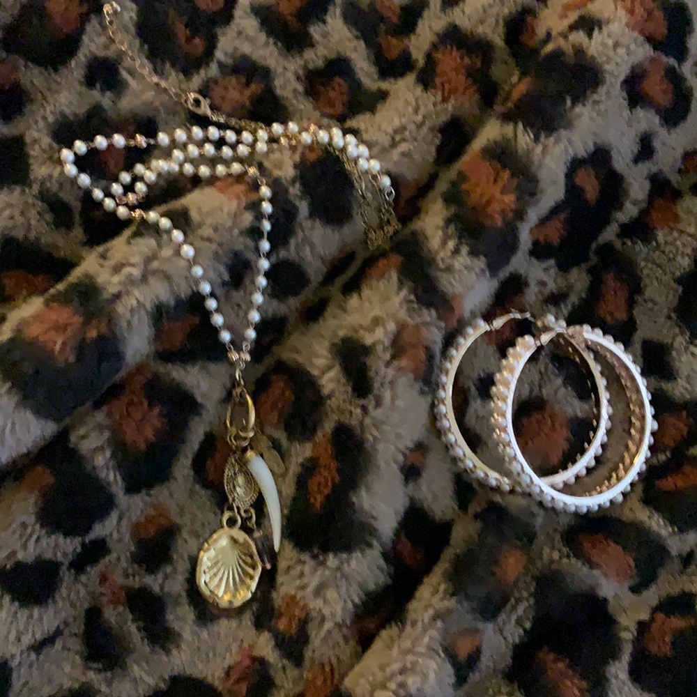 Faux pearl necklace & hoop earrings